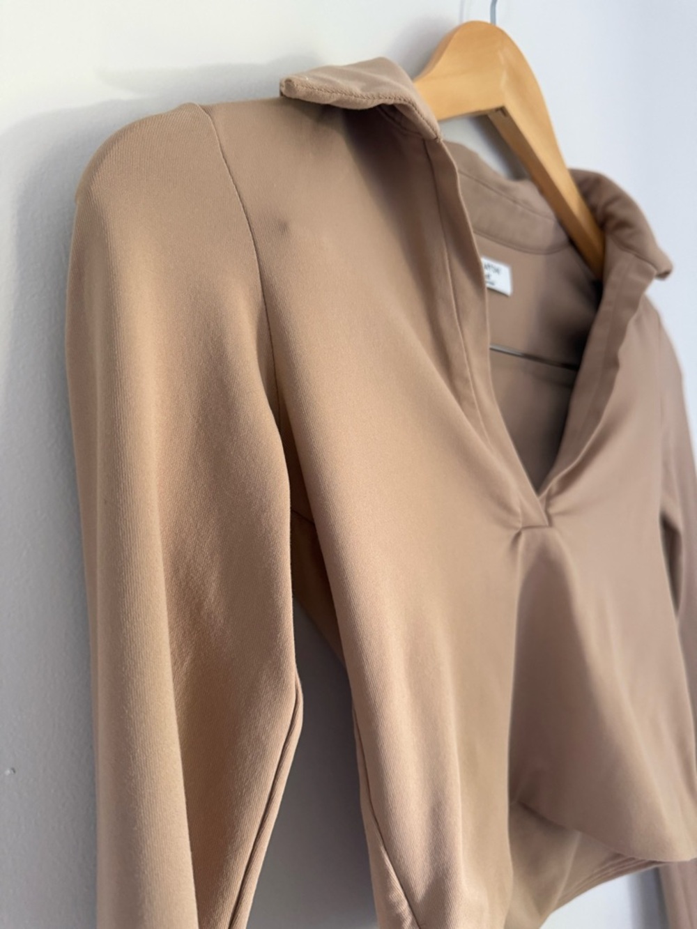 BABATON ARITZIA Collared V Neck Crop Top Long Sleeve Taupe Tan Size XS GUC - Picture 8 of 13